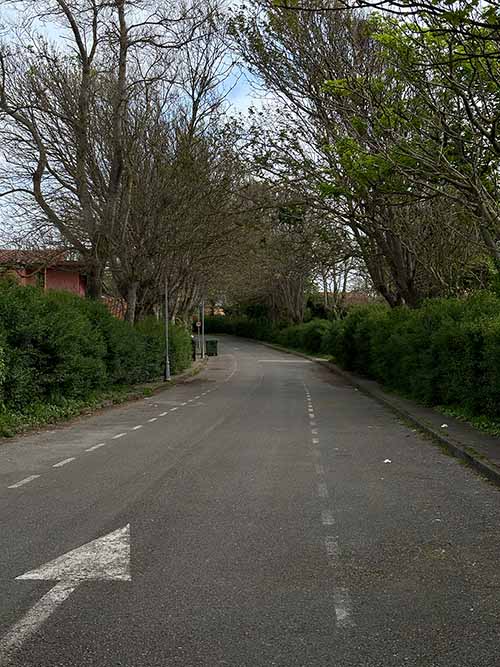 Una de las calles en la ciudad residencial de Perlora