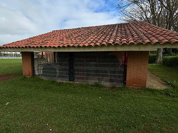 Edificación de vestuarios, cantina y aperos para mantenimiento del campo de futbol en Perlora ciudad de vacaciones