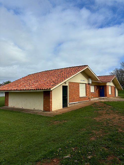 Edificación de vestuarios, cantina y aperos para mantenimiento del campo de futbol en Perlora ciudad de vacaciones