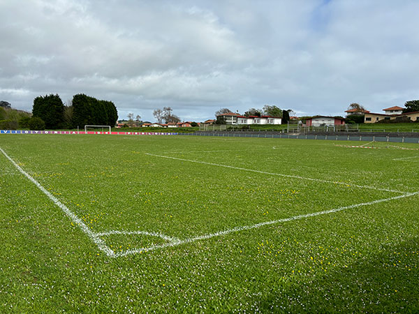 Campo de futbol de Perlora ciudad de vacaciones