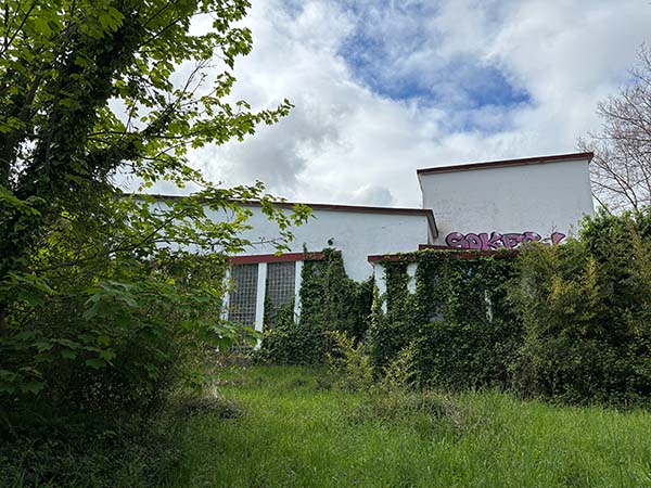 Edificio que en su día fueron las cocinas de Perlora ciudad de vacaciones