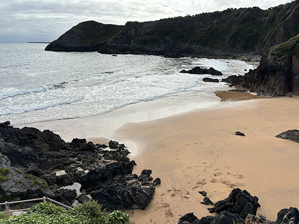 Vista de la playa de Carranques en Perlora ciudad de vacaciones