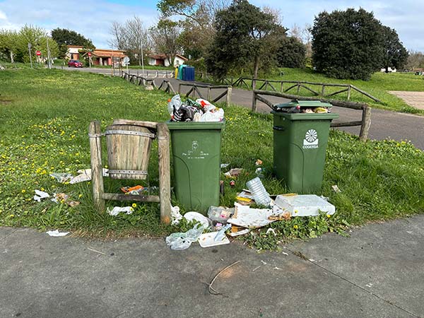 Zona de picnic y parrillas en la playa de Carranques en Perlora ciudad de vacaciones