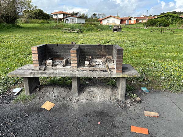 Zona de picnic y parrillas en la playa de Carranques en Perlora ciudad de vacaciones
