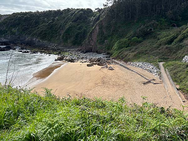 Vista de la playa de Madrebona en Perlora ciudad residencial