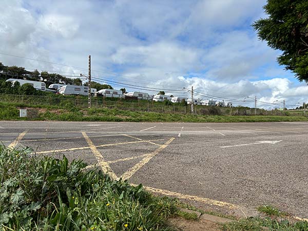 Amplio aparcamiento al lado de las playas de Carranques y Madrebona en Perlora ciudad de vacaciones