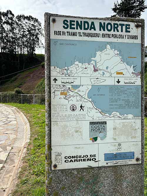 Panel indicador del tramo del Tranqueru de la senda Norte en Perlora