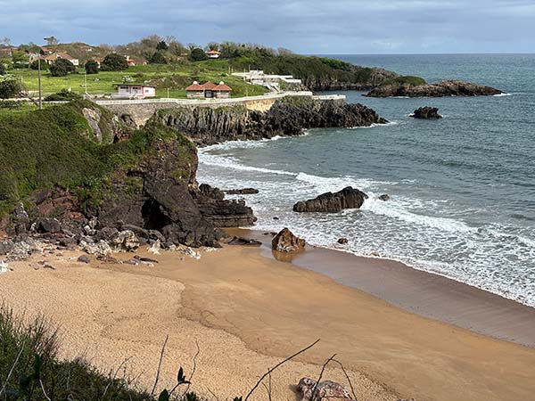 Vista de la playa de Madrebona en Perlora ciudad residencial