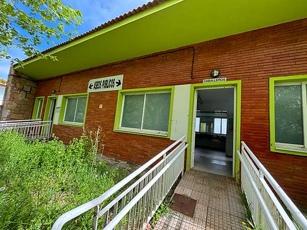 Edificio de urinarios o aseos públicos en Perlora ciudad de vacaciones