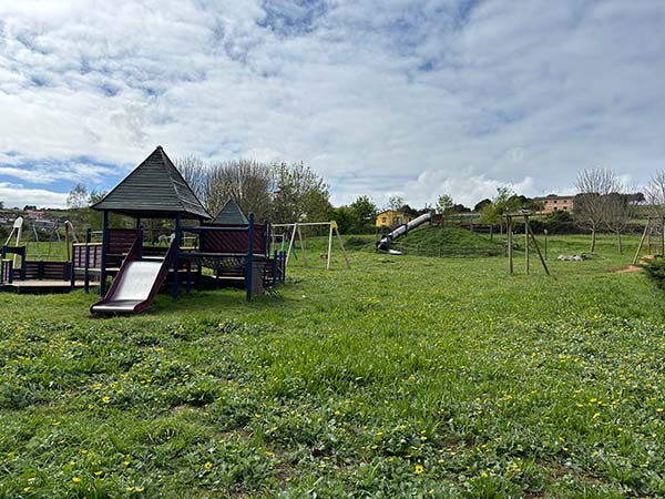 Zona de juegos infantiles en Perlora ciudad de vacaciones