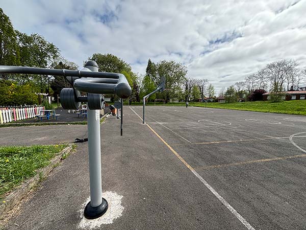Pista deportiva junto a la zona de juegos infantiles en Perlora ciudad de vacaciones