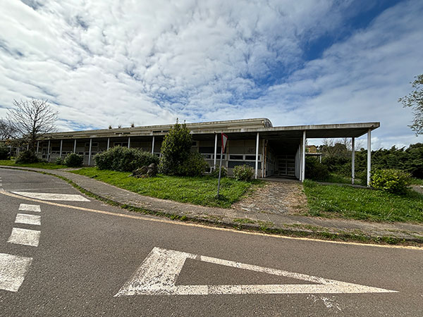 Otro edificio de comedores en Perlora ciudad de vacaciones