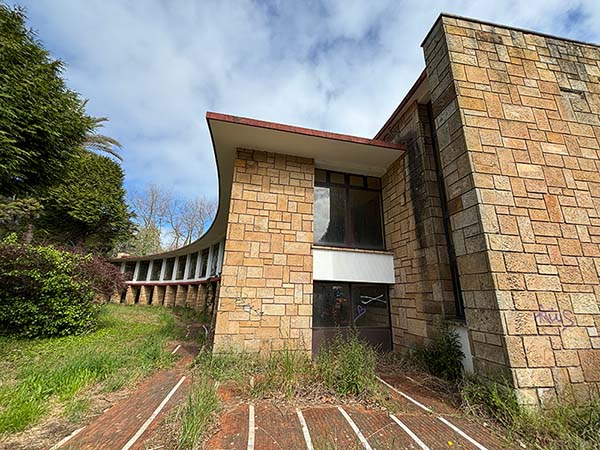 Edificio de salones para comedores en Perlora ciudad de vacaciones