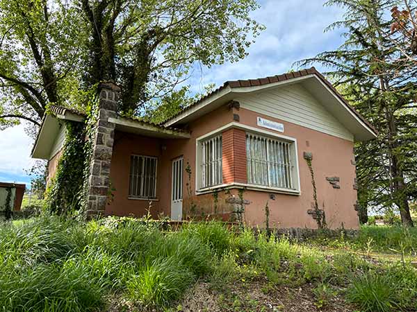 Chalet en el que se pasaba consulta médica y de enfermería en Perlora ciudad de vacaciones