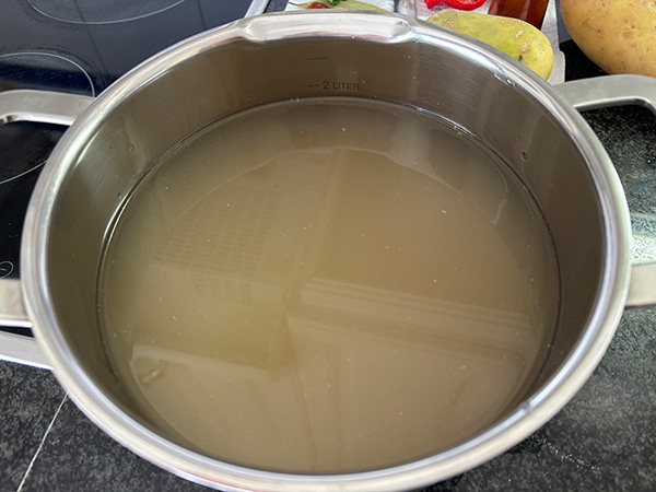 Caldo de pescado natural para el marmitako