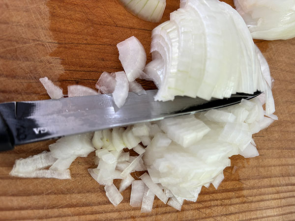 Cebolla troceada para el marmitako