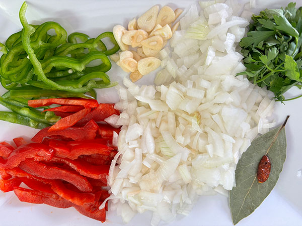 Las verduras ya troceadas para el marmitako