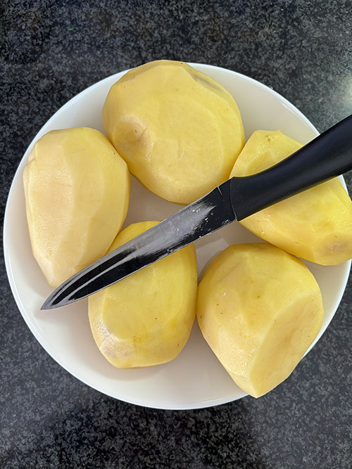 Patatas peladas para el marmitako