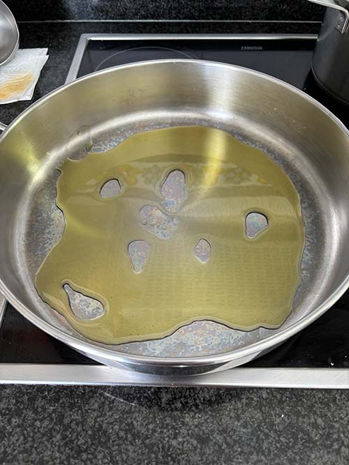 El aceite calentando para sofreir las verduras para el marmitako