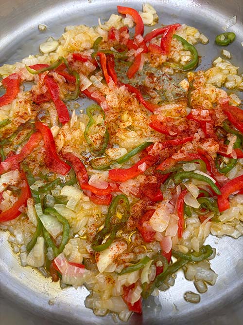 Añadiendo pimentón picante al marmitako