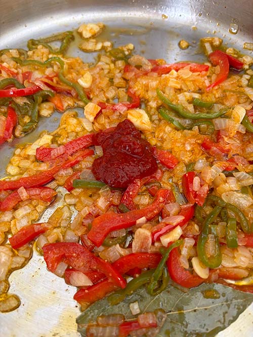 Añadiendo carne de pimiento choricero al marmitako