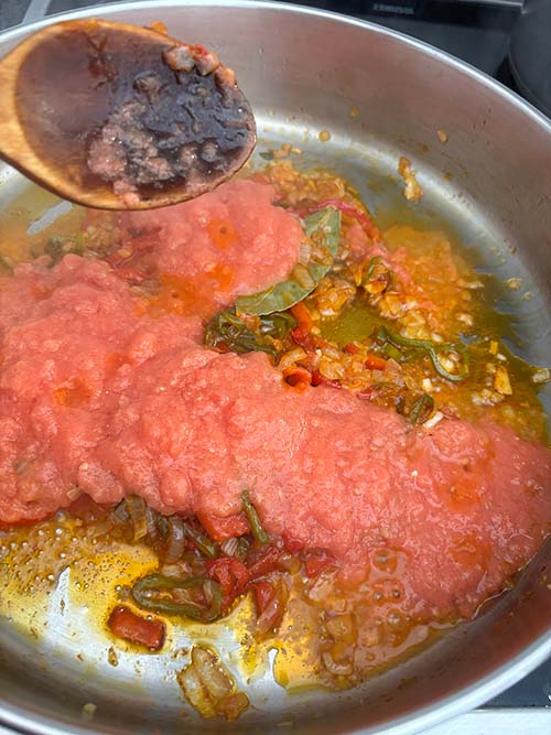 Añadiendo el tomate triturado al marmitako