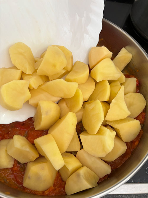 Echando las patatas al marmitako