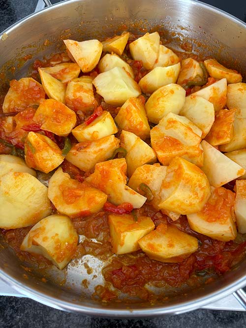 Removiendo las patatas en el marmitako