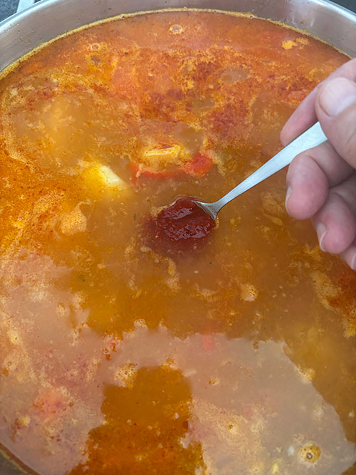 Añadiendo la carne de pimiento choricero al marmitako