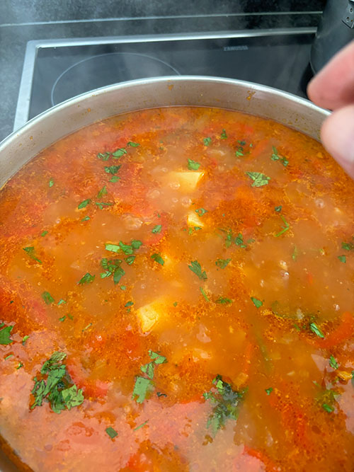 Añadiendo una pizca de perejil al marmitako