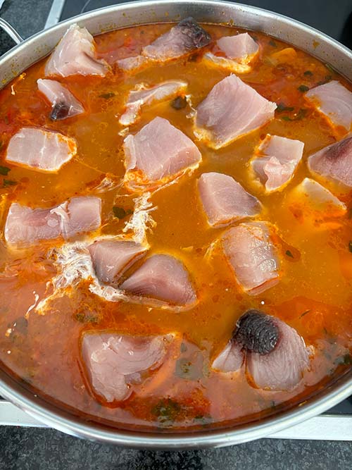 Añadiendo los tacos de bonito al marmitako