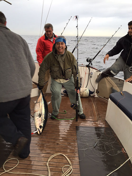 El autor del artículo con un bonito recién subido al barco.