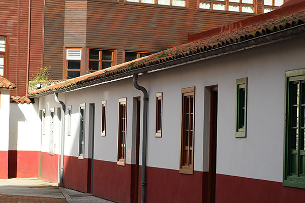Reproducción de las casas rehabilitadas en el patio pequeño de la ciudadela de Celestino Solar en Gijón