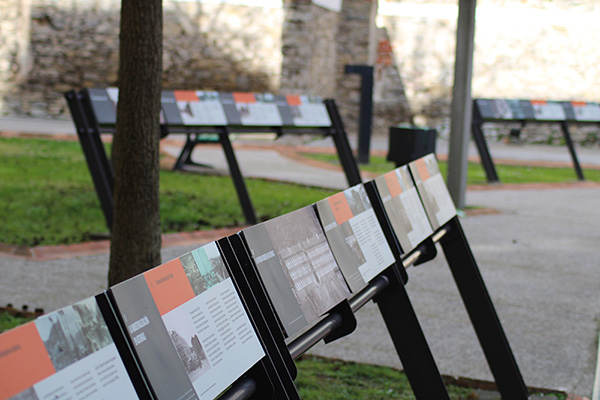 Exposición permanente en forma de paneles sobre la vivienda obrera en el patio grande de la ciudadela de Celestino Solar en Gijón