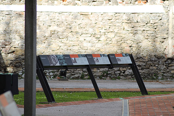 Exposición permanente en forma de paneles sobre la vivienda obrera en el patio grande de la ciudadela de Celestino Solar en Gijón