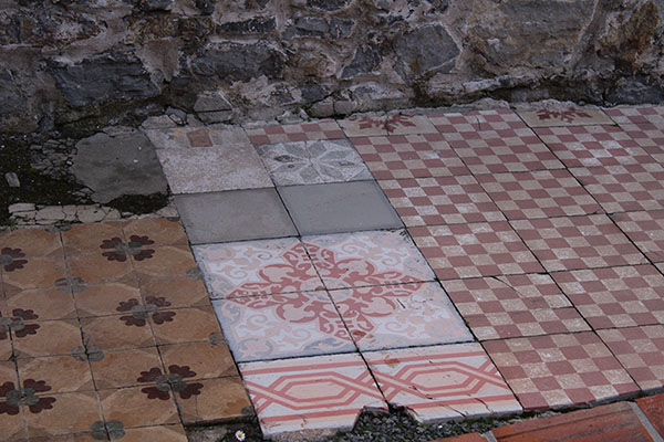 Detalle del adoquinado de los suelos en la ciudadela de Celestino Solar en Gijón