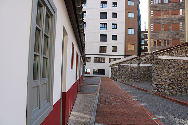 Reproducción de las casas rehabilitadas en el patio pequeño de la ciudadela de Celestino Solar en Gijón