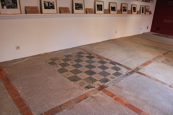 Adoquinado original de una vivienda dentro de una sala de exposición en la ciudadela de Celestino Solar en Gijón