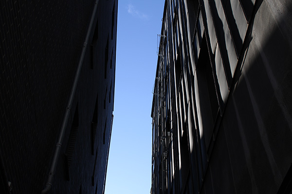 Callejón de entrada al museo de la ciudadela de Celestino Solar en Gijón