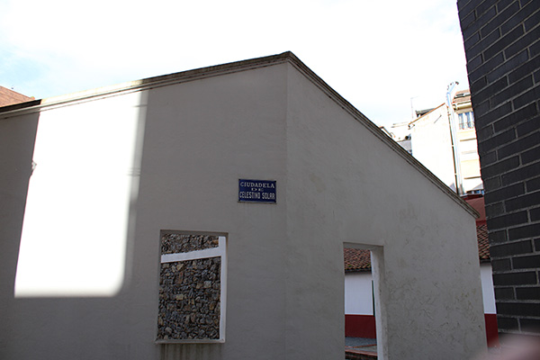 Fachada de la casa tapón en la ciudadela de Celestino Solar en Gijón
