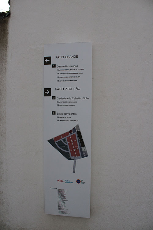 Panel indicador de los patios y sus contenidos de exposición en la ciudadela de Celestino Solar en Gijón