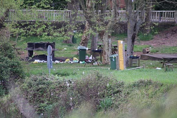 Zona de picnic y parrillas en la playa de Güelgues en Perlora