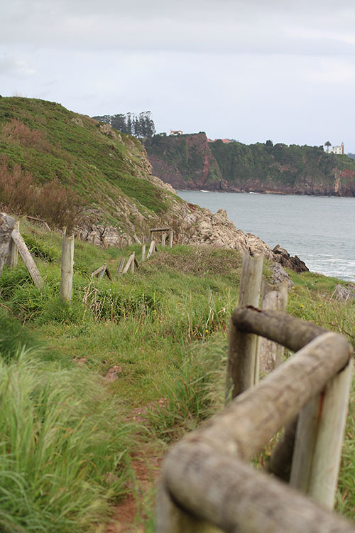 Senda costera en Perlora por la que puedes acceder a las playas