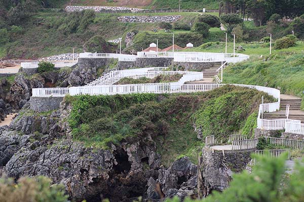 Paseo sobre los acantilados que da acceso a las playas de Carranques y Madrebona en Perlora ciudad de vacaciones