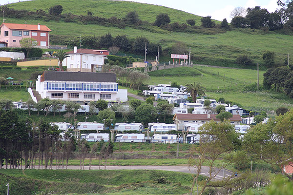 Camping de Perlora al pie del aparcamiento de las playas de Carranques y Madrebona