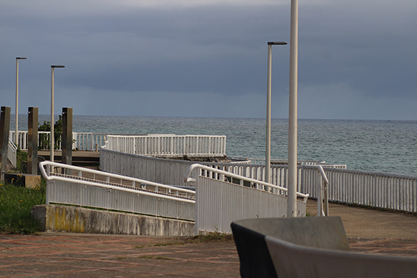 Paseo sobre los acantilados que da acceso a las playas de Carranques y Madrebona en Perlora ciudad de vacaciones