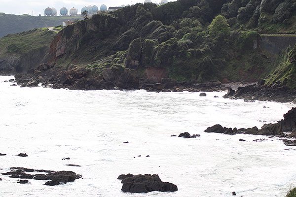 Vista de los acantilados de la playa del Tranqueru en Carreño