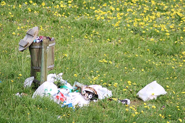 Basuras sin recoger en Perlora ciudad de vacaciones