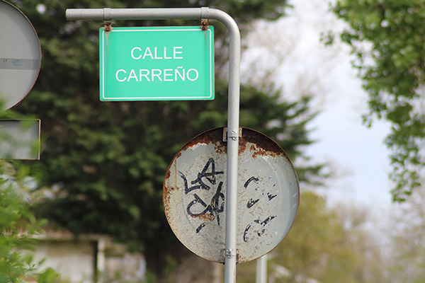 Una de las calles en la ciudad residencial de Perlora