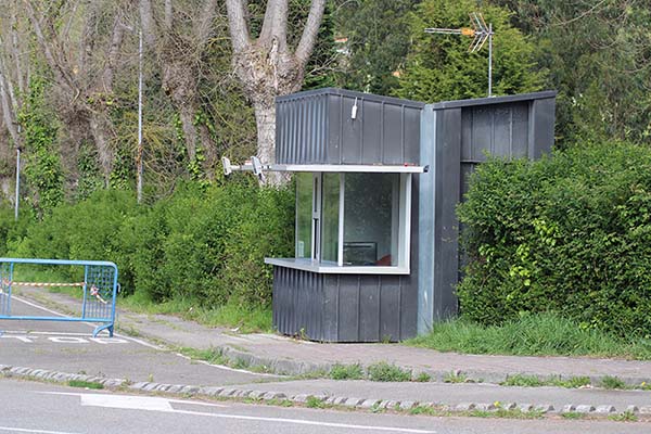Garita de vigilancia en la entrada de Perlora ciudad de vacaciones